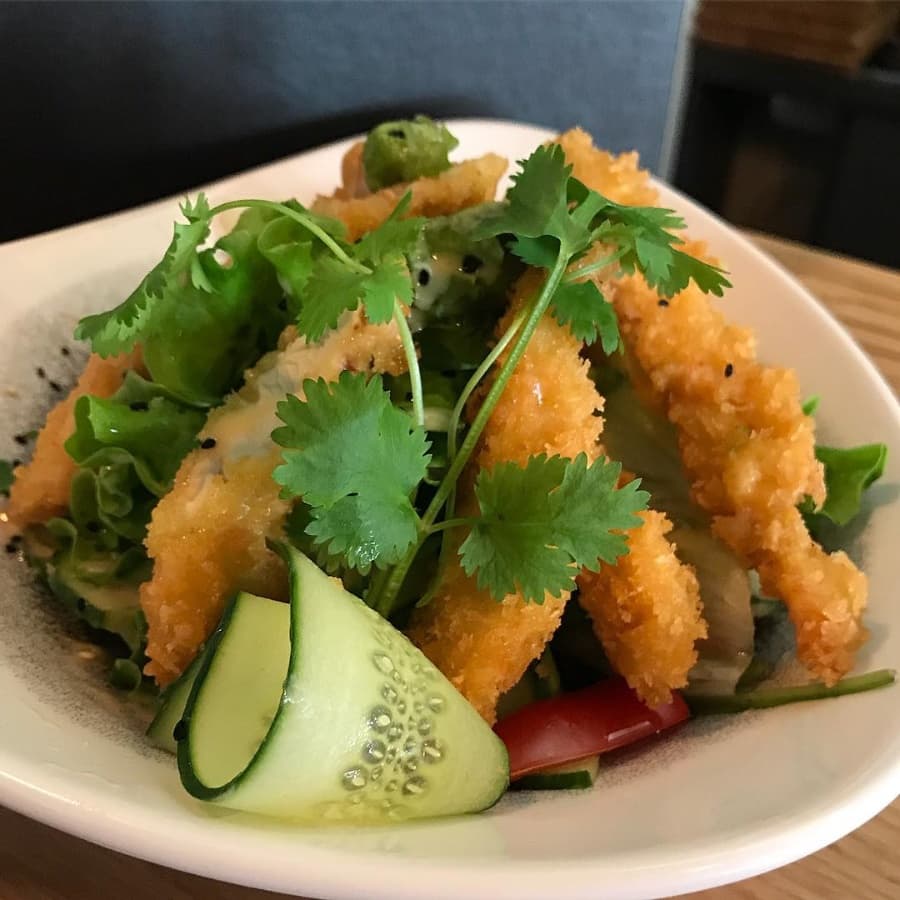 Sałatka z chrupiącym kurczakiem