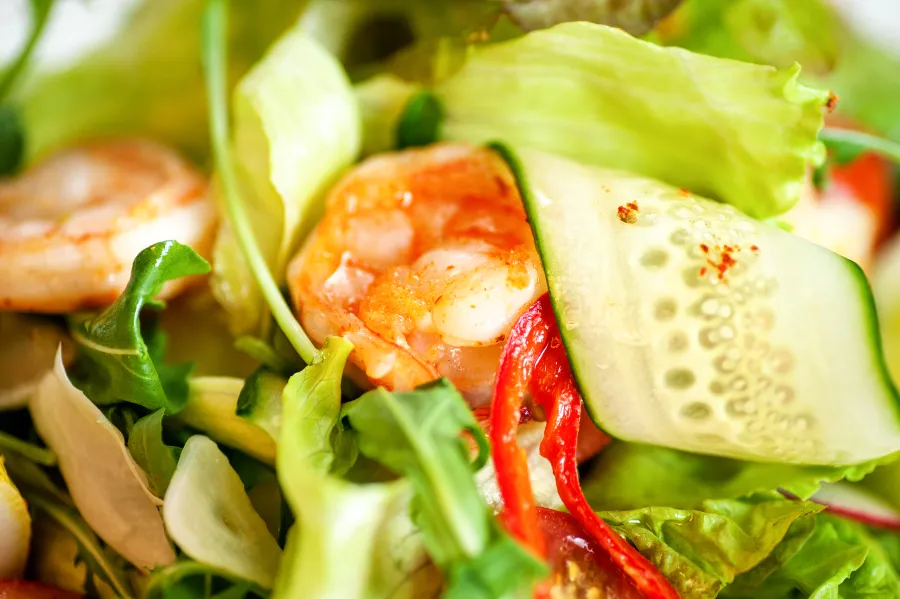 Sałatka z grilowanymi krewetkami